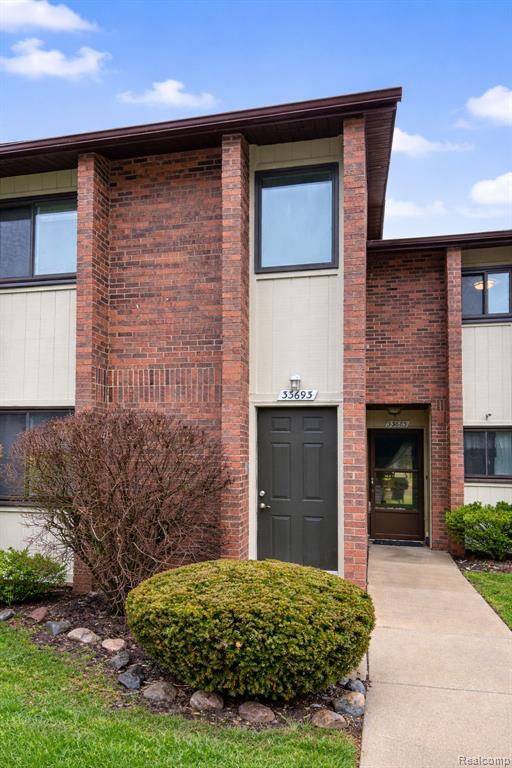 33693 Pondview Circle, Livonia, MI 48152 — Photo 2
