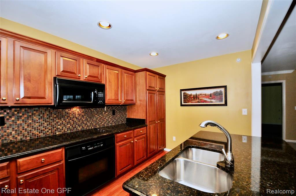 26 Pointe Park Place, 303, Grosse Pointe Park, MI 48230 — Photo 16