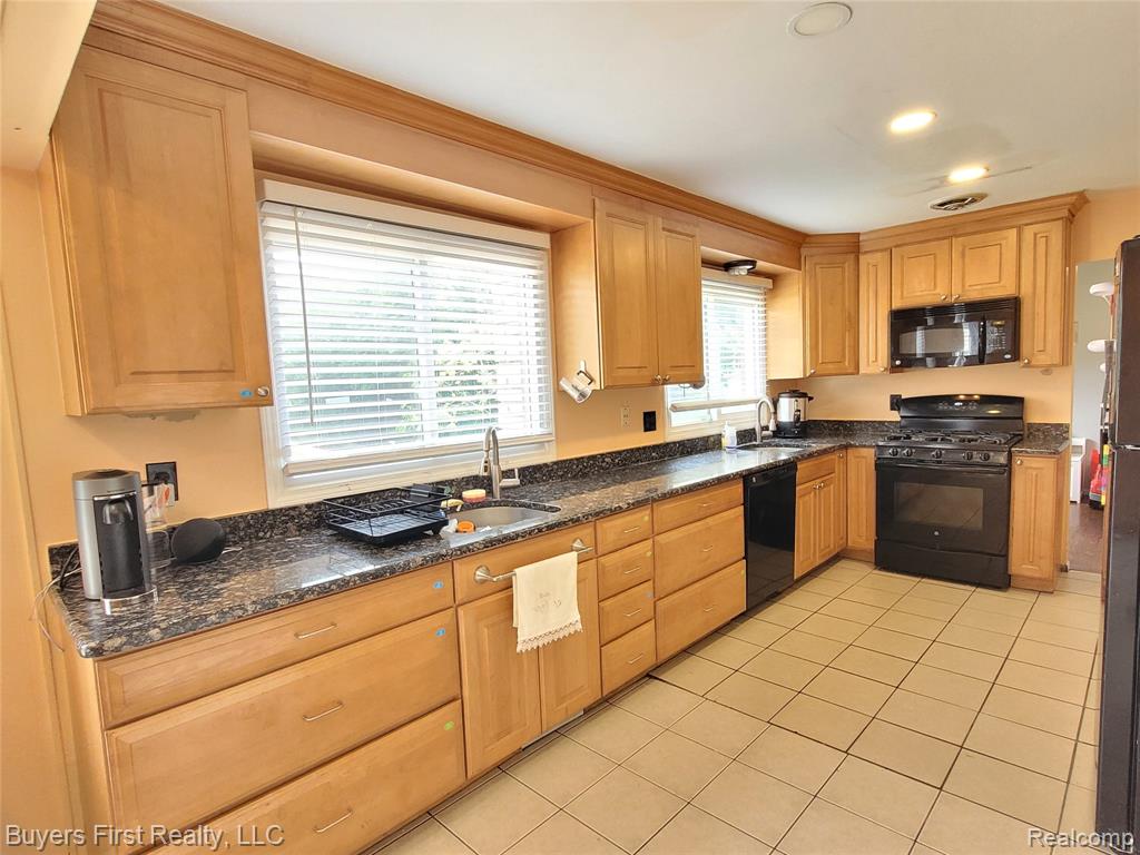 26040 Marlowe Place, Oak Park, MI 48237 — Photo 3