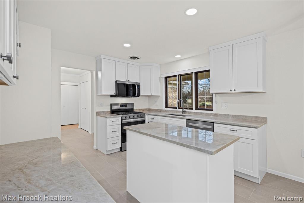28977 Lake Park Dr. Drive, Farmington, MI 48331 — Photo 3