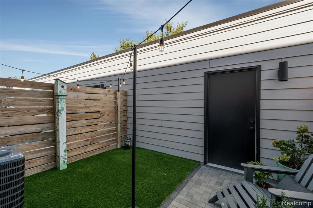 2736 Harrison Street - Photo 4