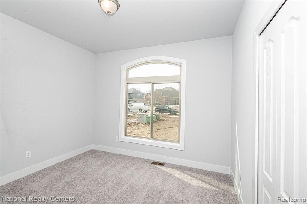 8384 Meadow Creek Drive, Goodrich Vlg, MI — Photo 16