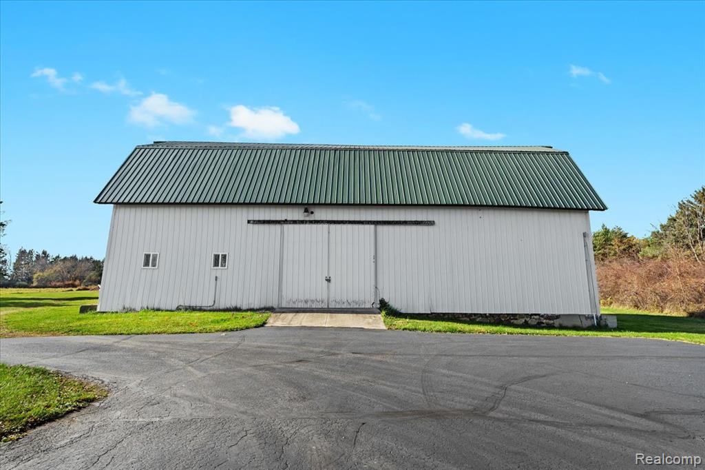 2795 N Burkhart Road, Howell, MI 48855 — Photo 8