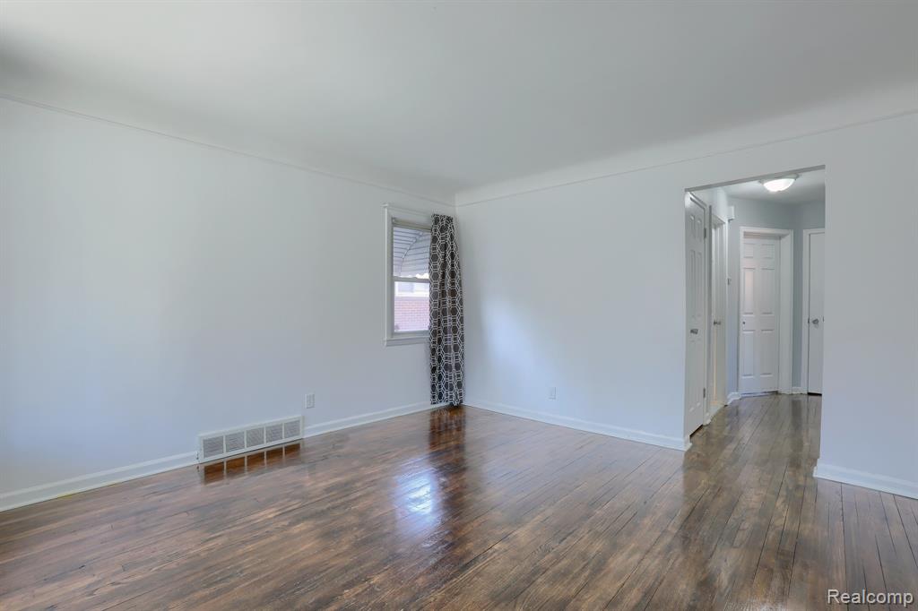 539 FARNHAM Avenue, Lincoln Park, MI 48146 — Photo 9