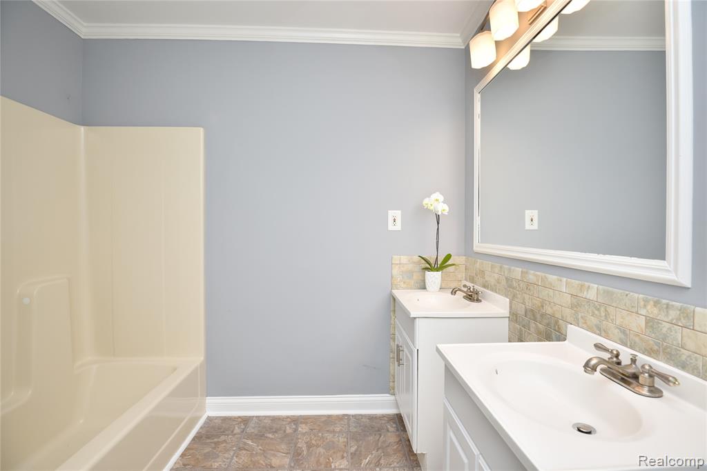 3800 Lakeview Boulevard, Orchard Lake Village, MI 48324 — Photo 25
