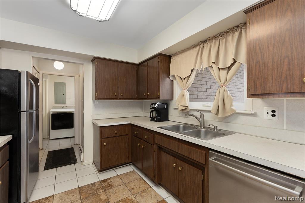 25376 Lyncastle Street, Farmington, MI, 48336