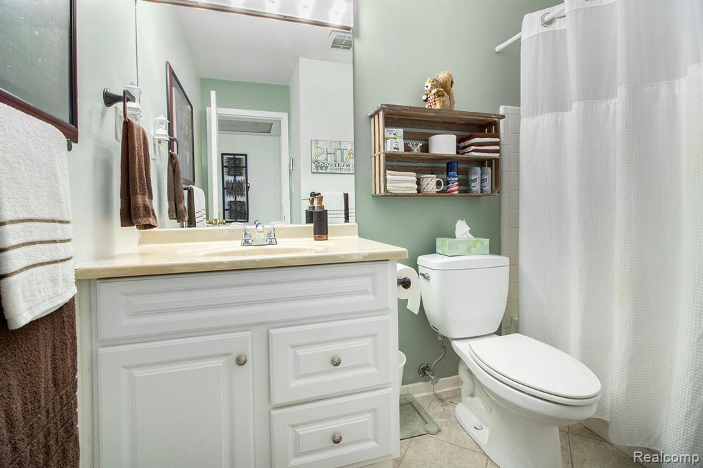 1842 Colonial Village Way, 4, Waterford, MI 48328 — Photo 12