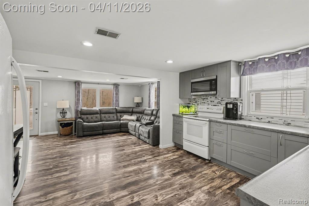 16485 Jennings Road, Fenton, MI 48430 — Photo 11