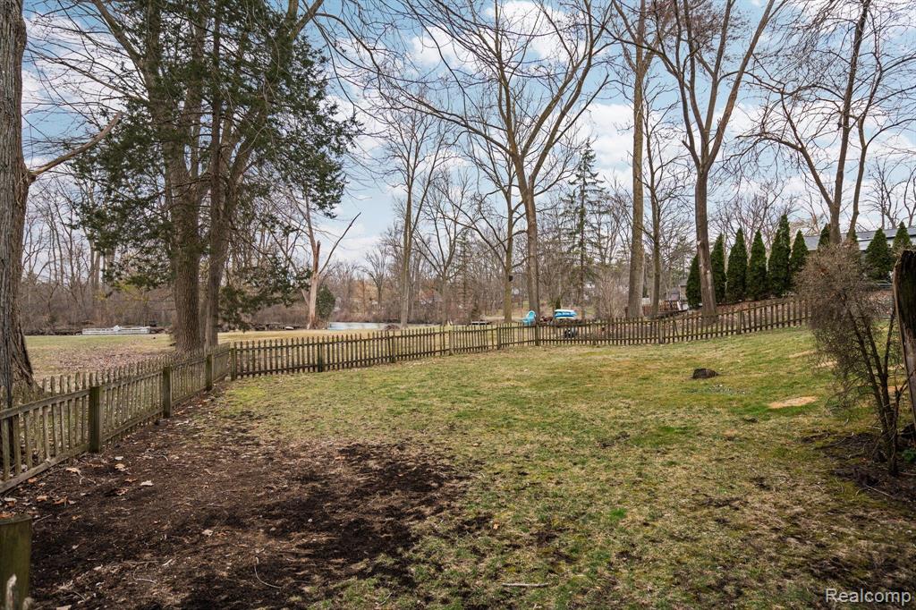 6165 VENICE Drive, Commerce Twp, MI 48382 — Photo 32