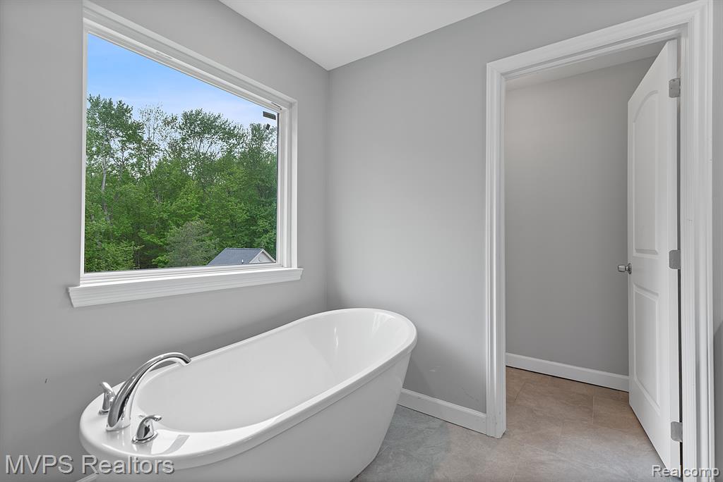 5325 SHOREWOOD Drive, Fort Gratiot, MI 48059 — Photo 38