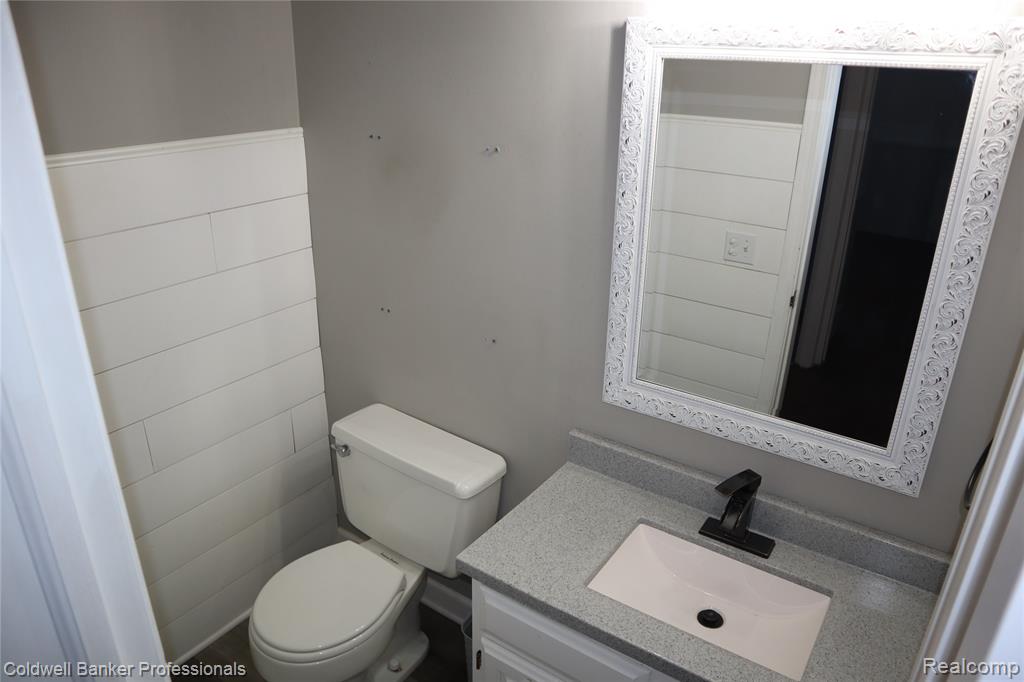 5435 S Sycamore Drive, Burton, MI 48509 — Photo 19