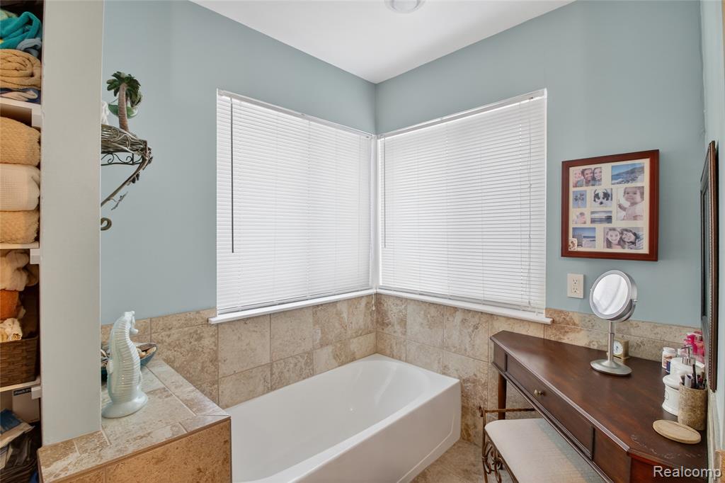 5148 Woodrun Court, West Bloomfield, MI 48323 — Photo 23