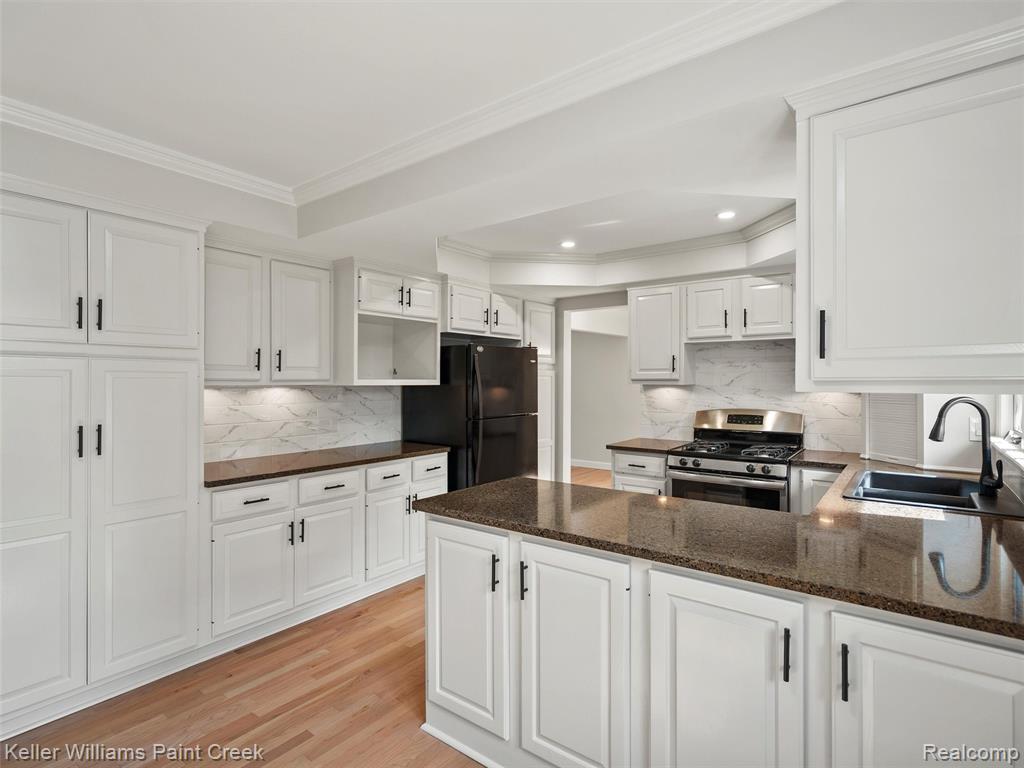 5925 Oakland Valley Drive, Rochester, MI 48306 — Photo 11