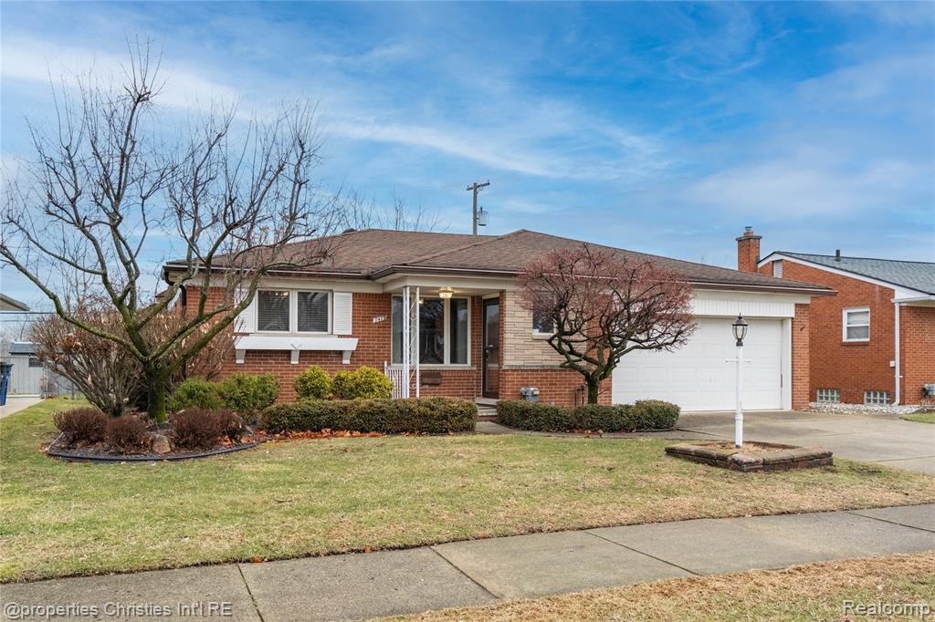 7479 Carrousel Boulevard, Westland, MI — Photo 2