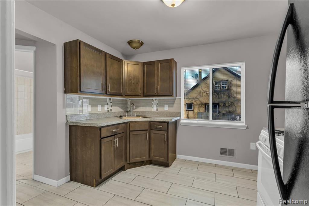 8268 Hudson Avenue, Warren, MI 48089 — Photo 8