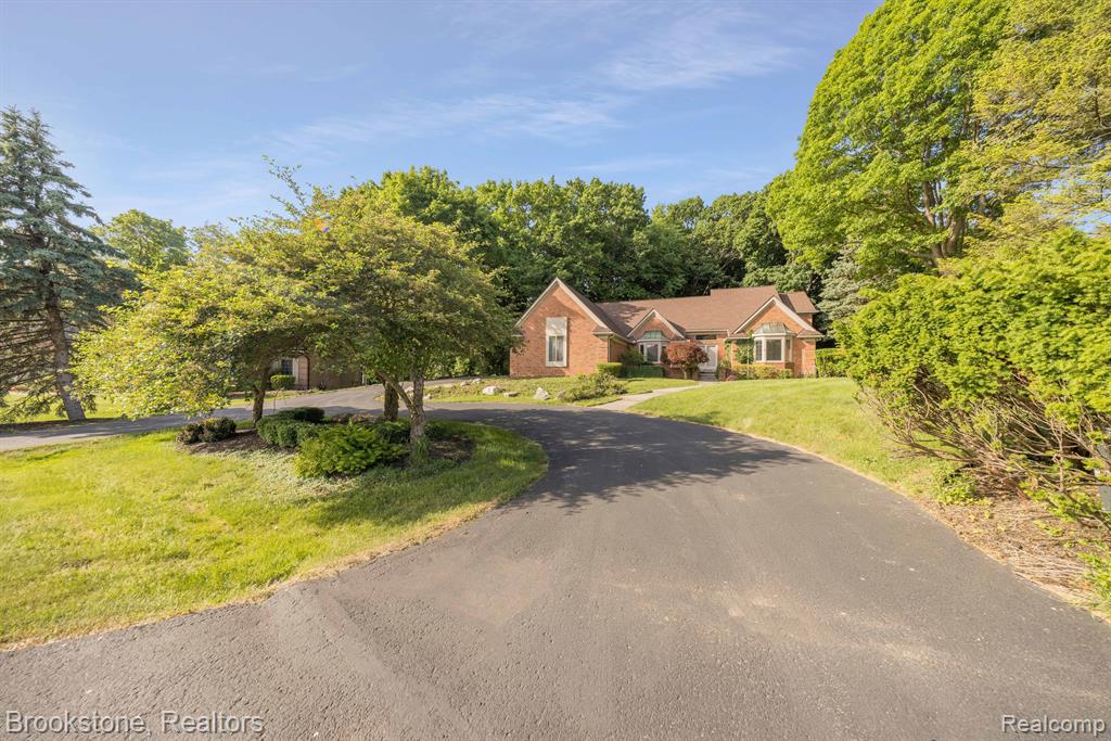 4237 WOODLANDS Lane, Orchard Lake Village, MI 48323 — Photo 41
