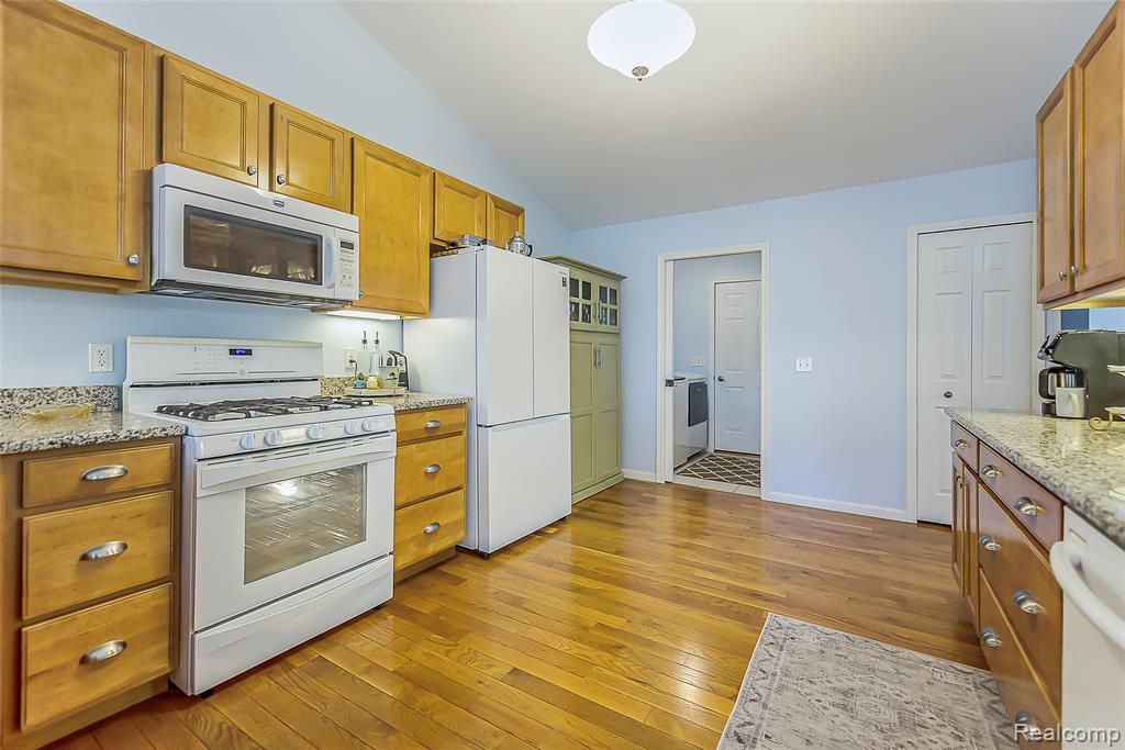 6062 Green Ash Drive, Brighton, MI 48116 — Photo 8