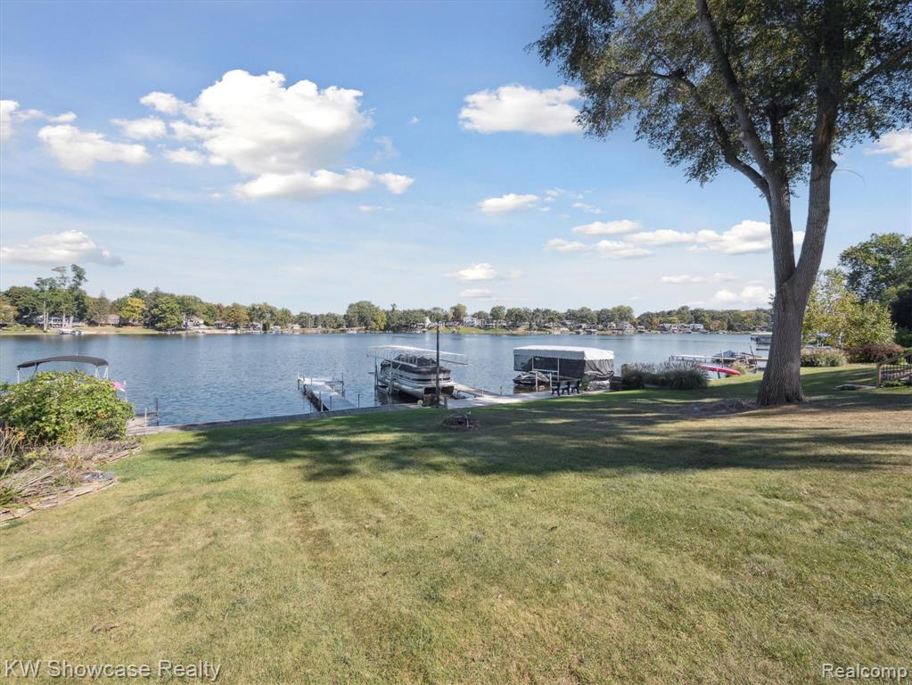 688 Wolverine Drive, Walled Lake, MI 48390 — Photo 8