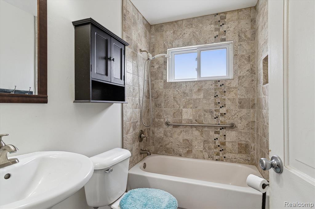 8242 MONROE Boulevard, Taylor, MI 48180 — Photo 16