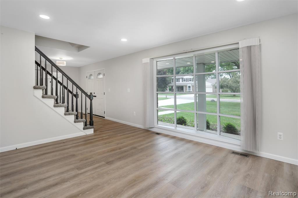684 Abbey Court, Rochester Hills, MI 48307 — Photo 6