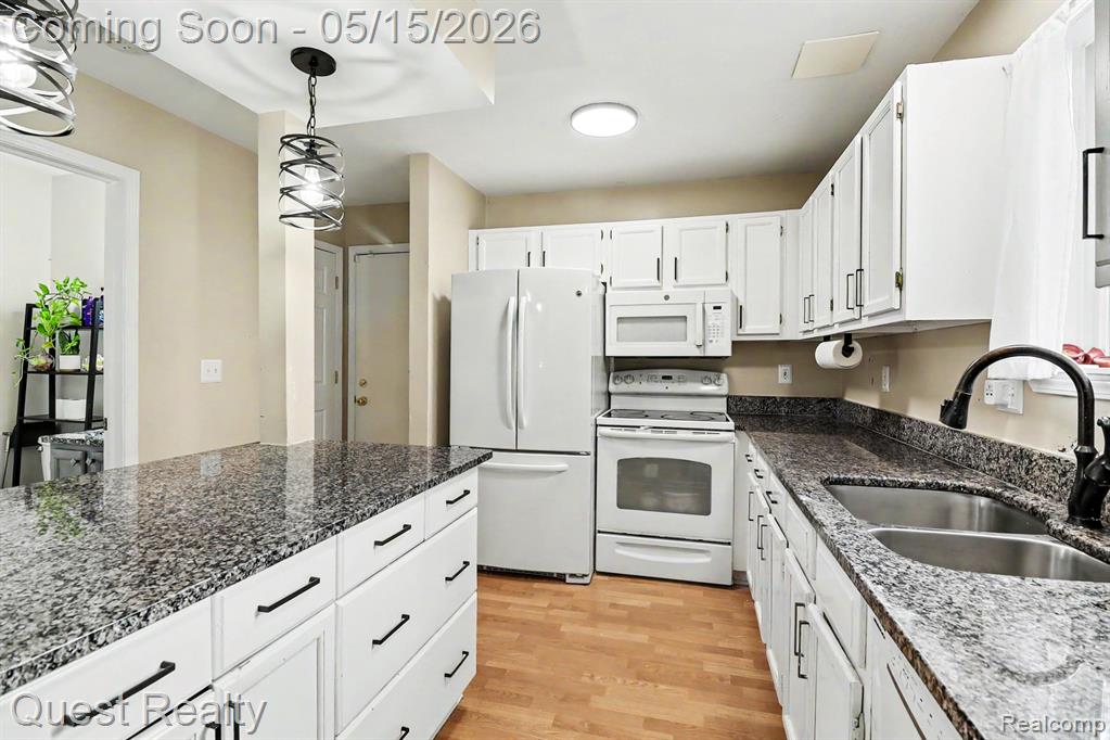 7058 Rolling Hills Drive, Waterford, MI 48327 — Photo 12