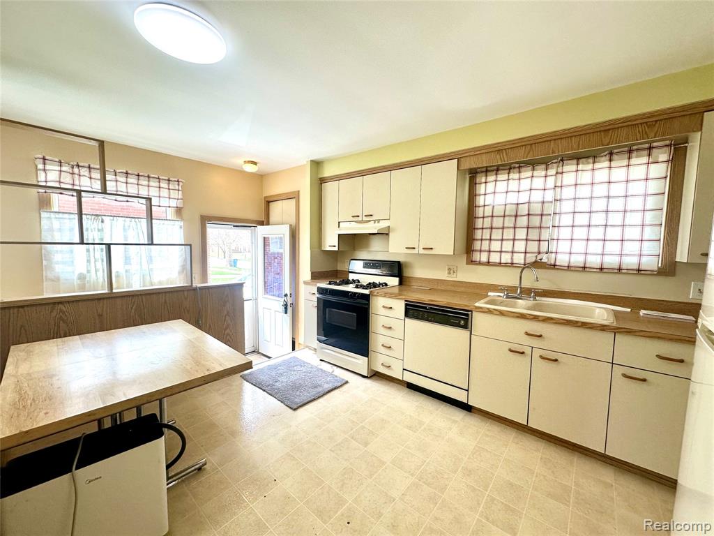 6644 Cronin Drive, Dearborn Heights, MI 48127 — Photo 8