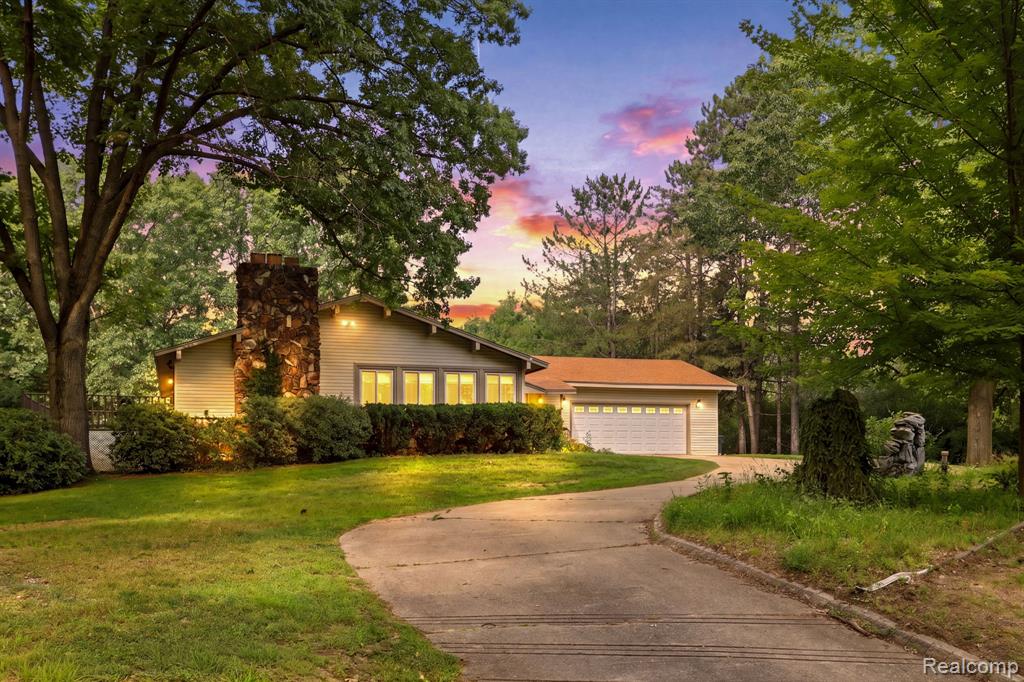 1215 Oakwood Road, Ortonville, MI 48462