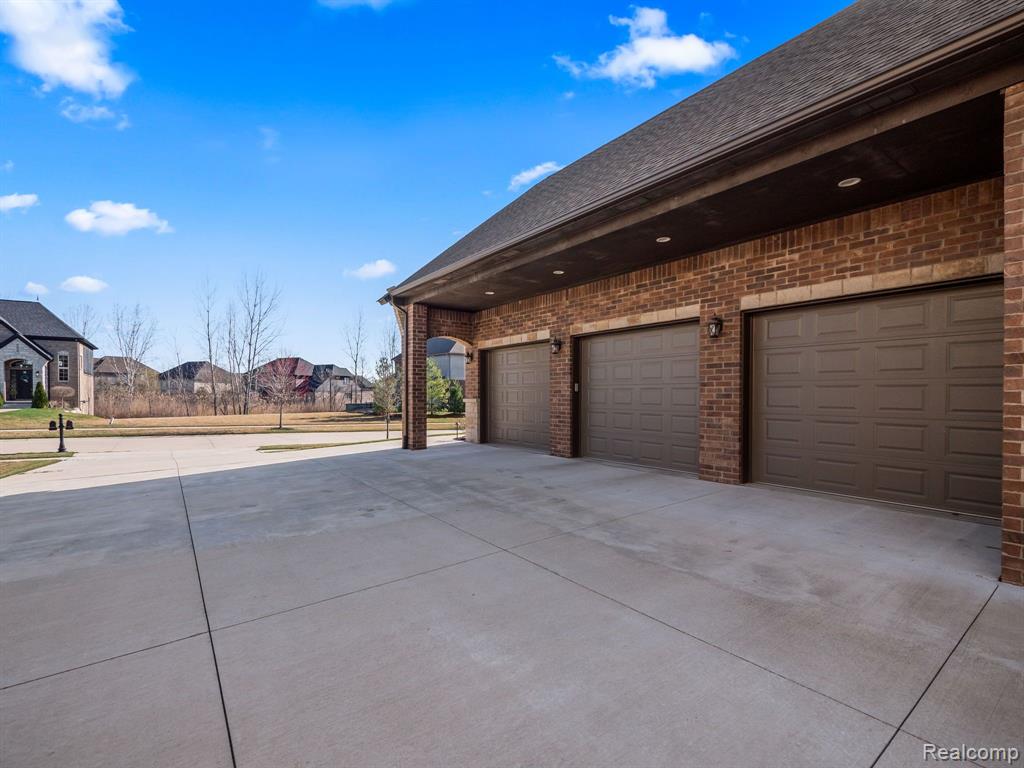 6470 CREEKSIDE Drive, Shelby Twp, MI 48316 — Photo 8