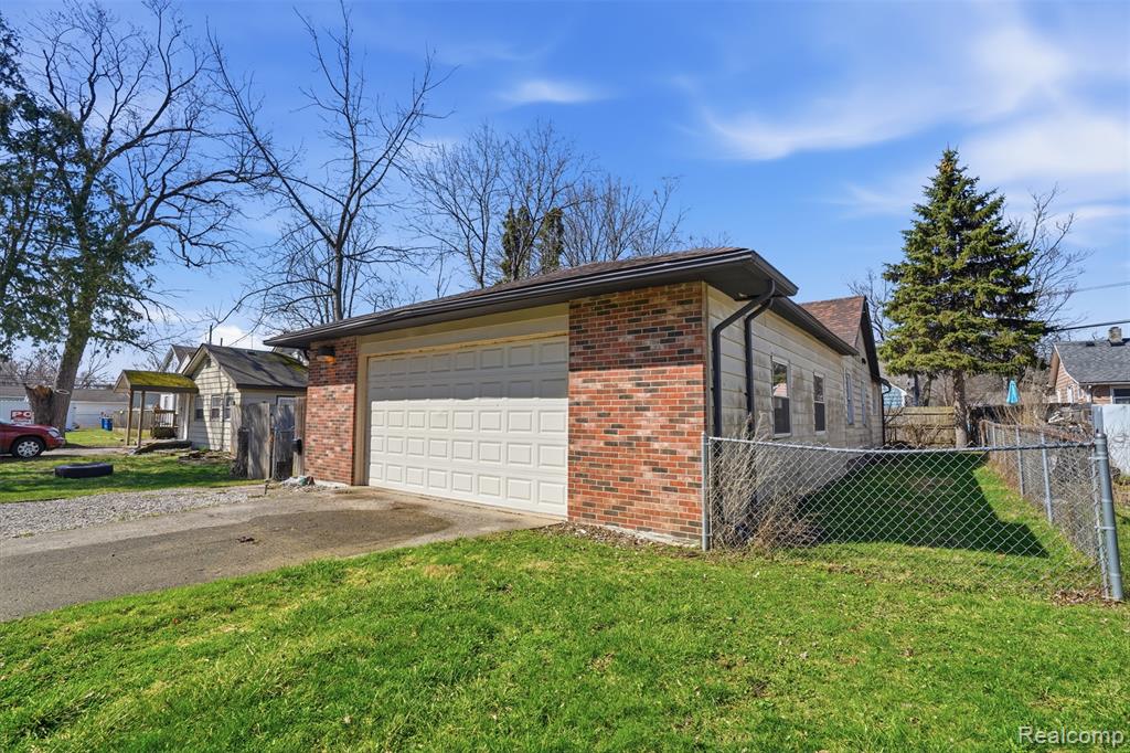 114 Waterly Avenue, Waterford, MI 48328 — front exterior