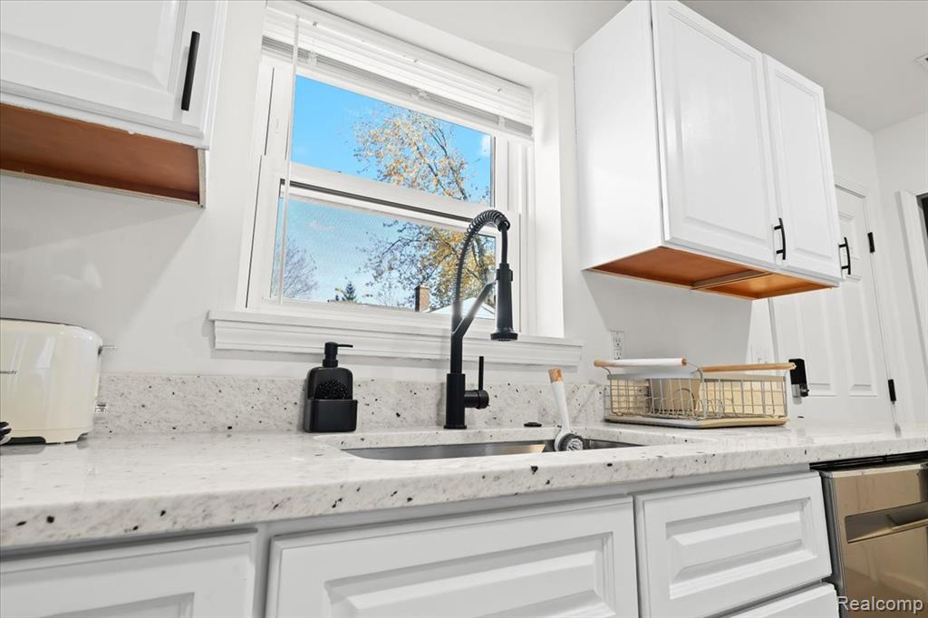 545 CALGARY Street, Auburn Hills, MI 48326 — Photo 16