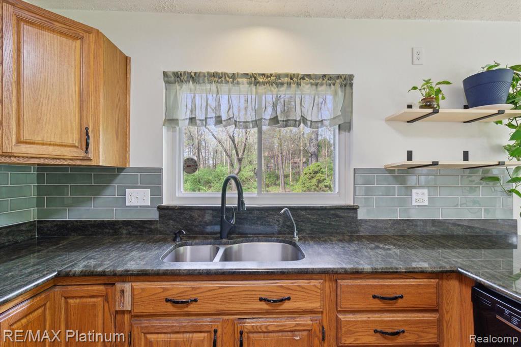 5440 BRADFORD Circle, Brighton, MI 48114 — Photo 8