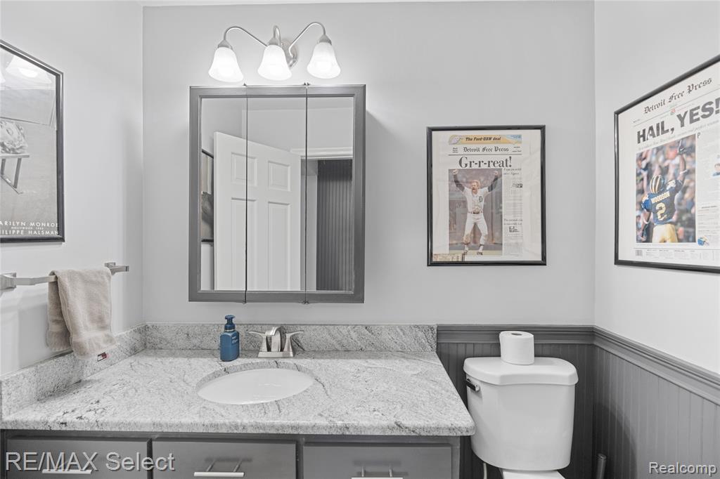 5401 S Sycamore Drive, Burton, MI 48509 — Photo 29