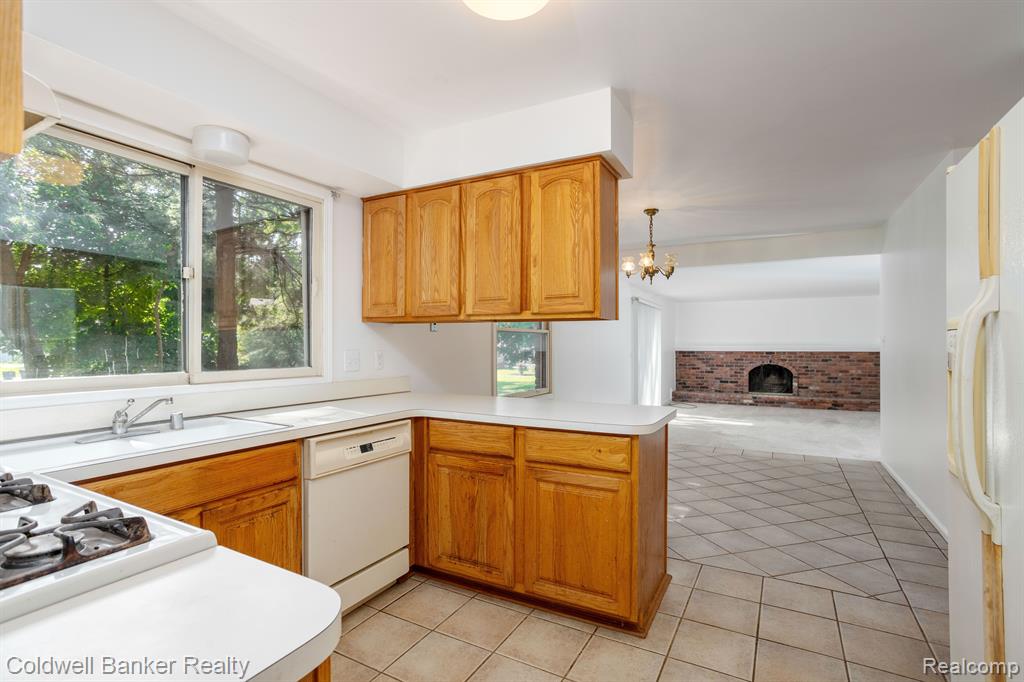 5310 HERTFORD Drive, Troy, MI 48085 — Photo 11