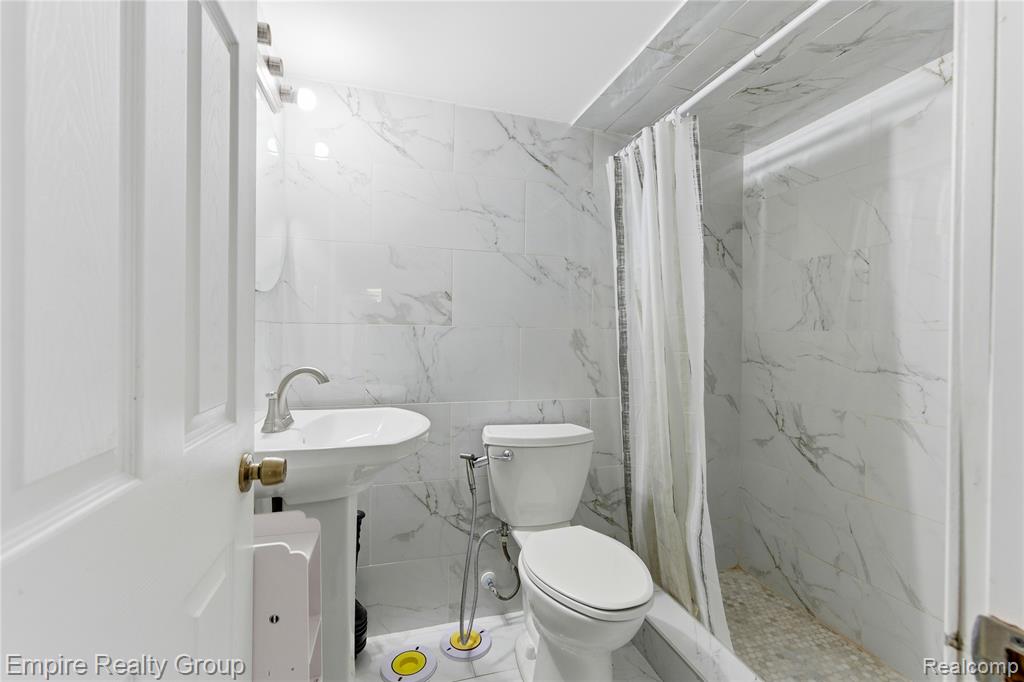 6545 Robindale Avenue, Dearborn Heights, MI 48127 — Photo 20