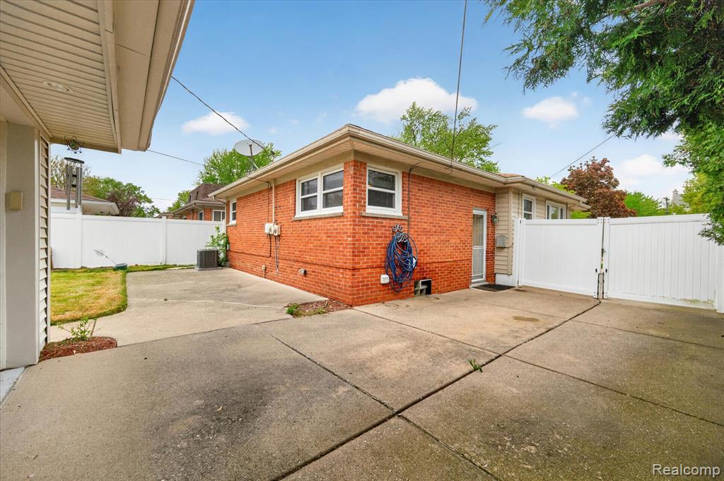 14808 LONGTIN Street, Southgate, MI 48195 — Photo 37