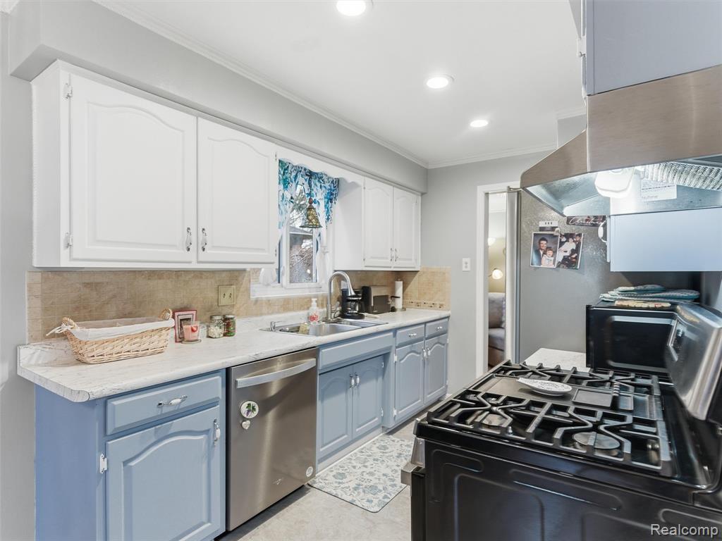 8878 Merriman Road, Livonia, MI 48150 — Photo 11