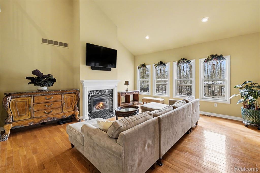 10229 Edgewood Drive, Grand Blanc, MI 48439 — Photo 2