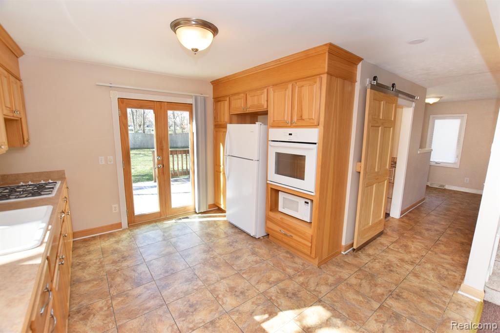 1042 E HOLLYWOOD Boulevard, Clio, MI 48420 — Photo 3