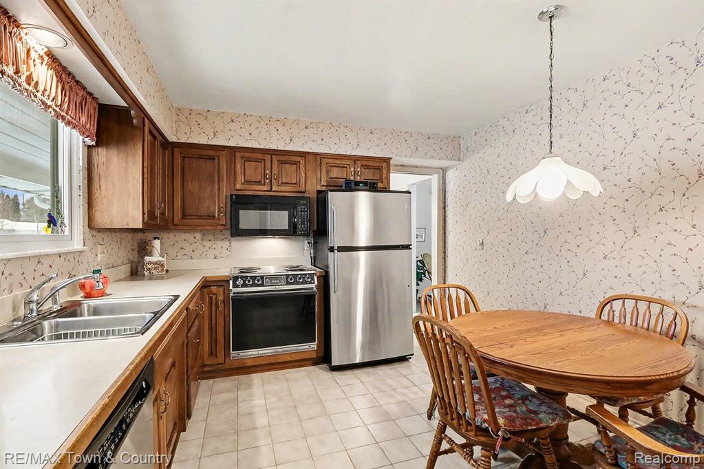426 Bellewood Drive, Flushing, MI 48433 — Photo 11