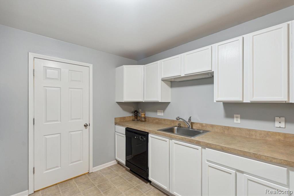 1012 SHIAWASSEE Circle, Howell, MI 48843 — Photo 18