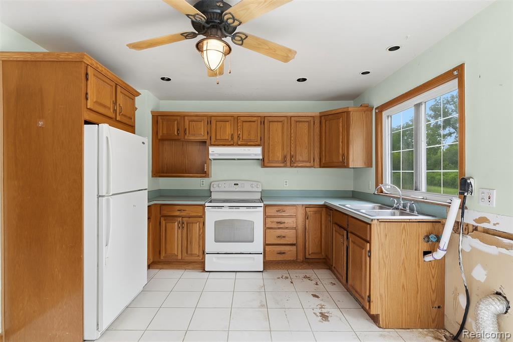 5121 Lippincott Boulevard, Burton, MI 48519 — Photo 15