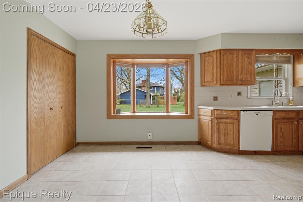 6236 McKenzie Drive, Flint, MI 48507 — Photo 7