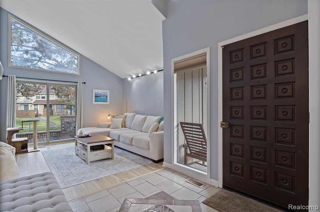 1561 S HILL Boulevard, Bloomfield Hills, MI 48304 — Photo 7