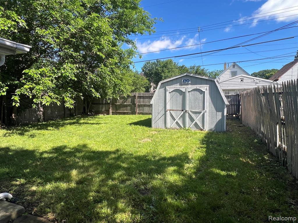 429 E Milton Avenue, Hazel Park, MI 48030 — Photo 14