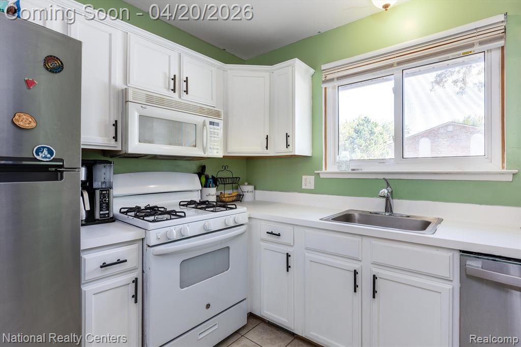 2057 W FRANKLIN Drive, Canton, MI 48187 — Photo 9