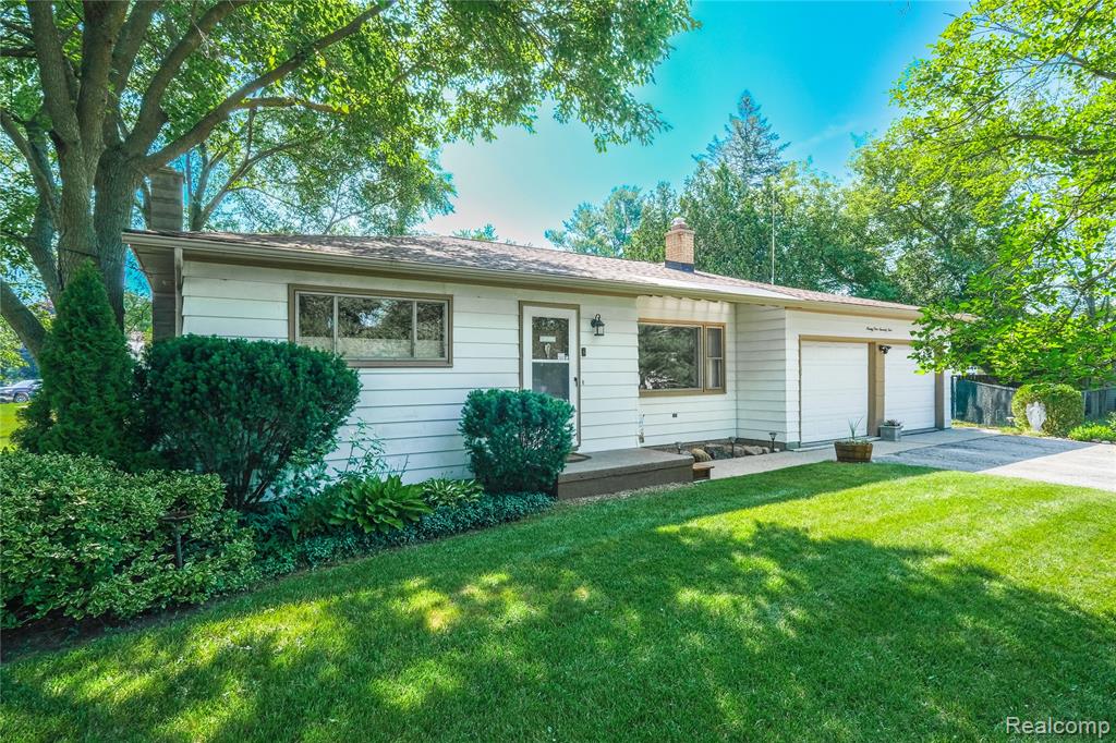 9175 Bernice Drive, Pinckney, MI 48169 — front exterior