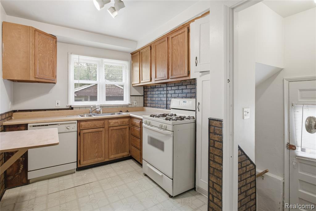 26316 Powers Avenue, Dearborn Heights, MI 48125 — Photo 8