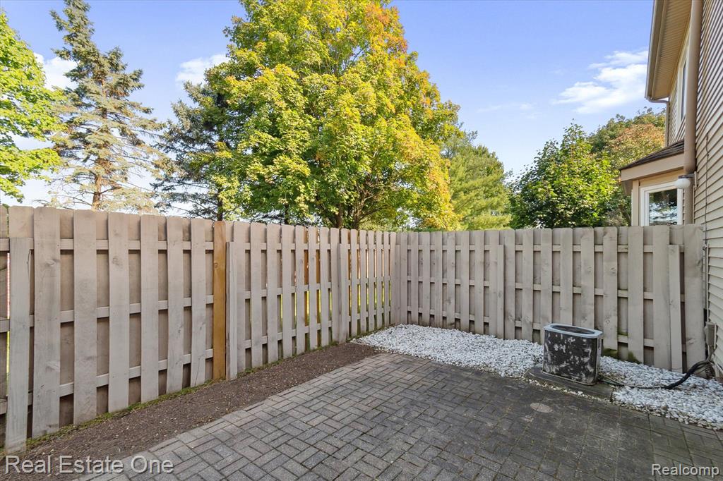 24762 Bashian Drive, Novi, MI — Photo 23