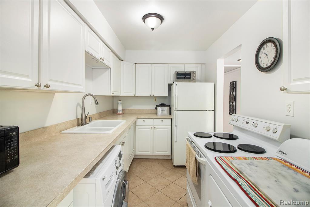 1842 Colonial Village Way, 4, Waterford, MI 48328 — Photo 8
