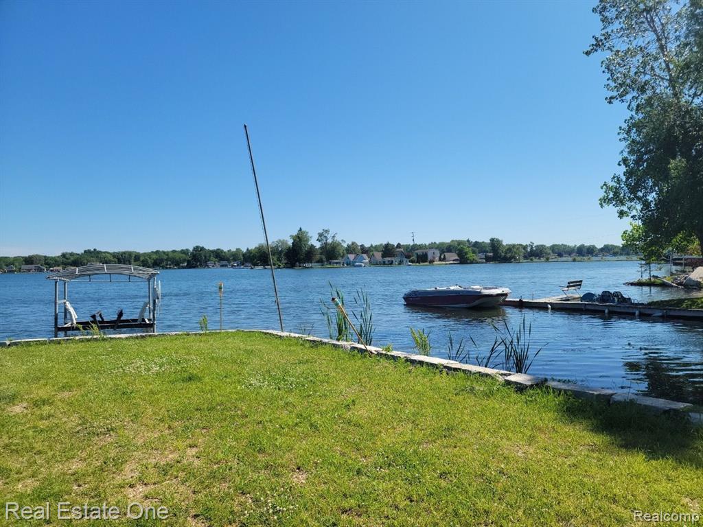 2300 JACKSON Boulevard, Highland, MI 48356 — Photo 16